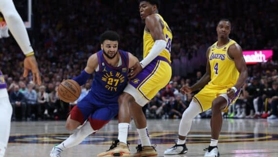 Jamal Murray, camisa 27 do Denver Nuggets, tenta driblar Rui Hachimura, camisa 28 do Los Angeles Lakers. (foto: MATTHEW STOCKMAN / GETTY IMAGES NORTH AMERICA / AFP)