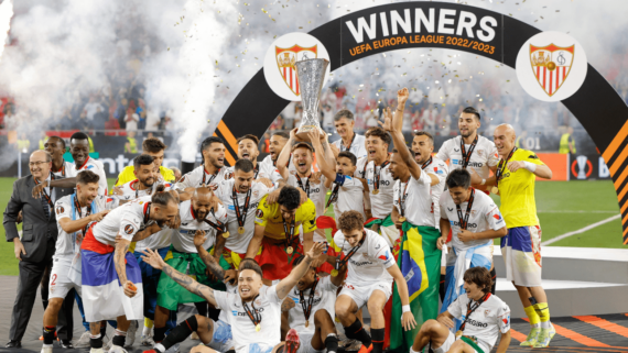 Jogadores do Sevilla comemorando título da Liga Europa (foto: Odd Andersen/AFP)