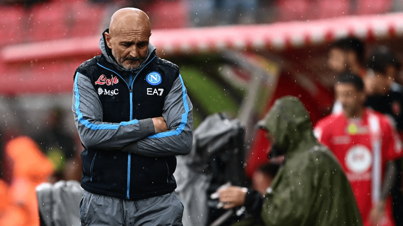 Luciiano Spalletti caminhando na beirada do campo com os braços cruzados e a expressão preocupada (foto: Gabriel Bouys/AFP)