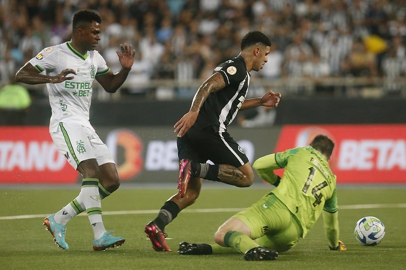 Luís Henrique, do Botafogo, marca gol contra o América-MG (foto: Vítor Silva/Botafogo)