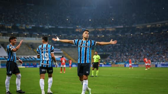 Luis Suárez comemora belo gol anotado no GreNal (foto: Lucas Uebel/Grêmio FBPA)