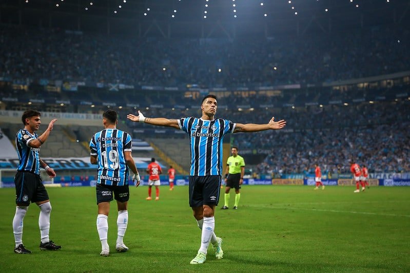 Luis Suárez comemora belo gol anotado no GreNal (foto: Lucas Uebel/Grêmio FBPA)