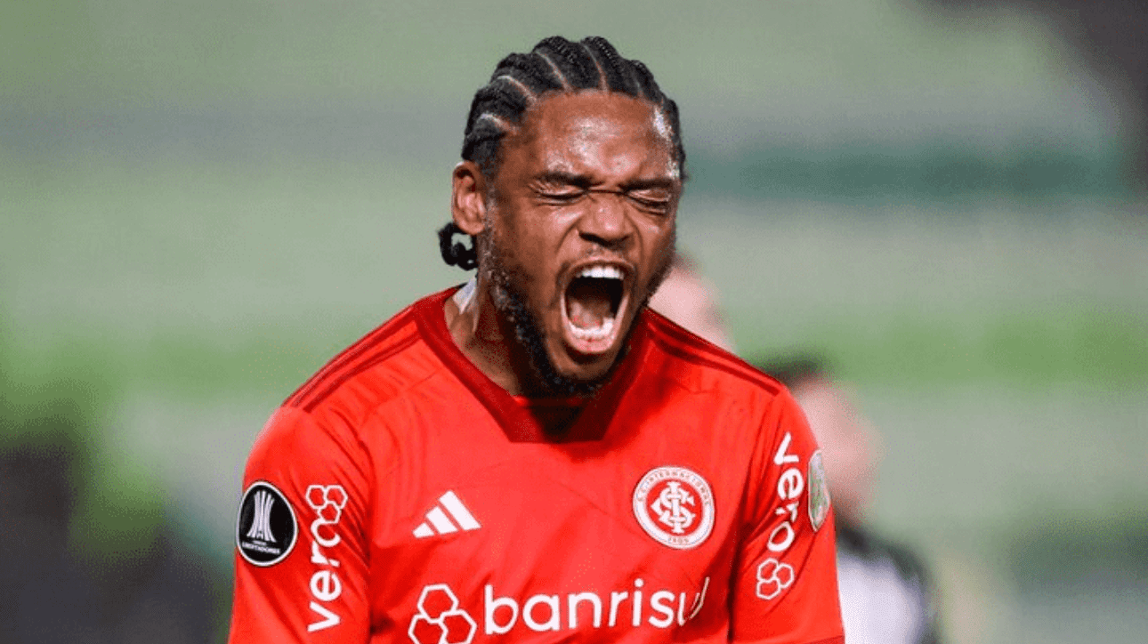 Luiz Adriano vibrando pós gol (foto: Reprodução Twitter Internacional)