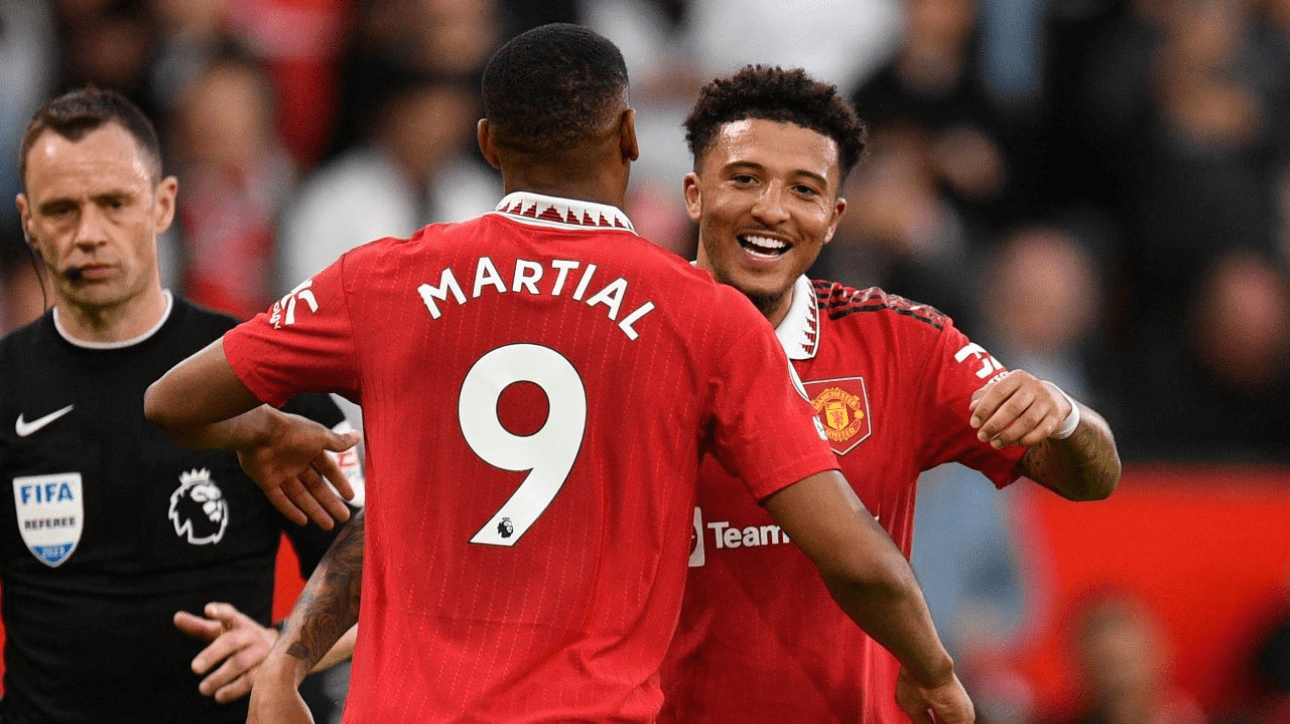 Martial e Sancho se abraçando após gol (foto: Oli Scarff/AFP)