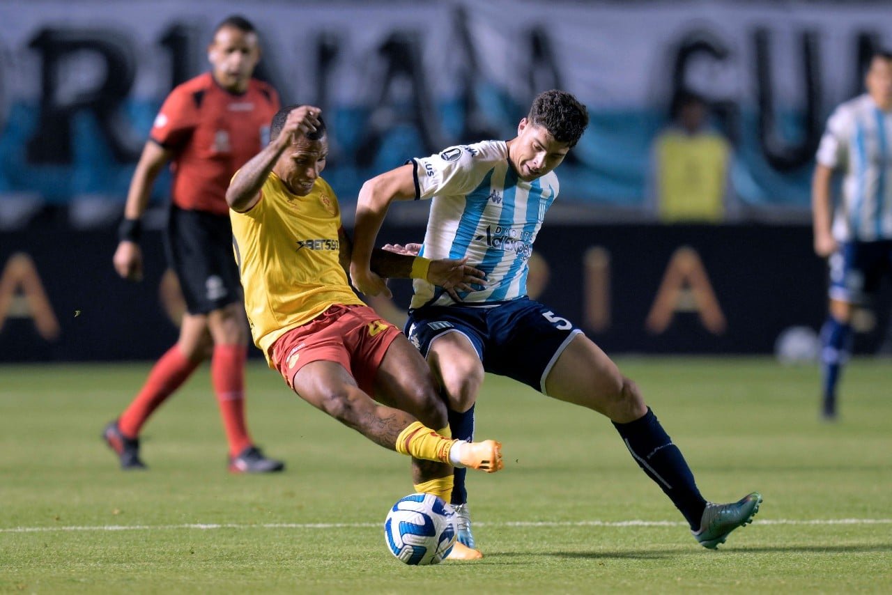 Otero, do Aucas, contra o Racing, na Libertadores (foto: Rodrigo BUENDIA / AFP)