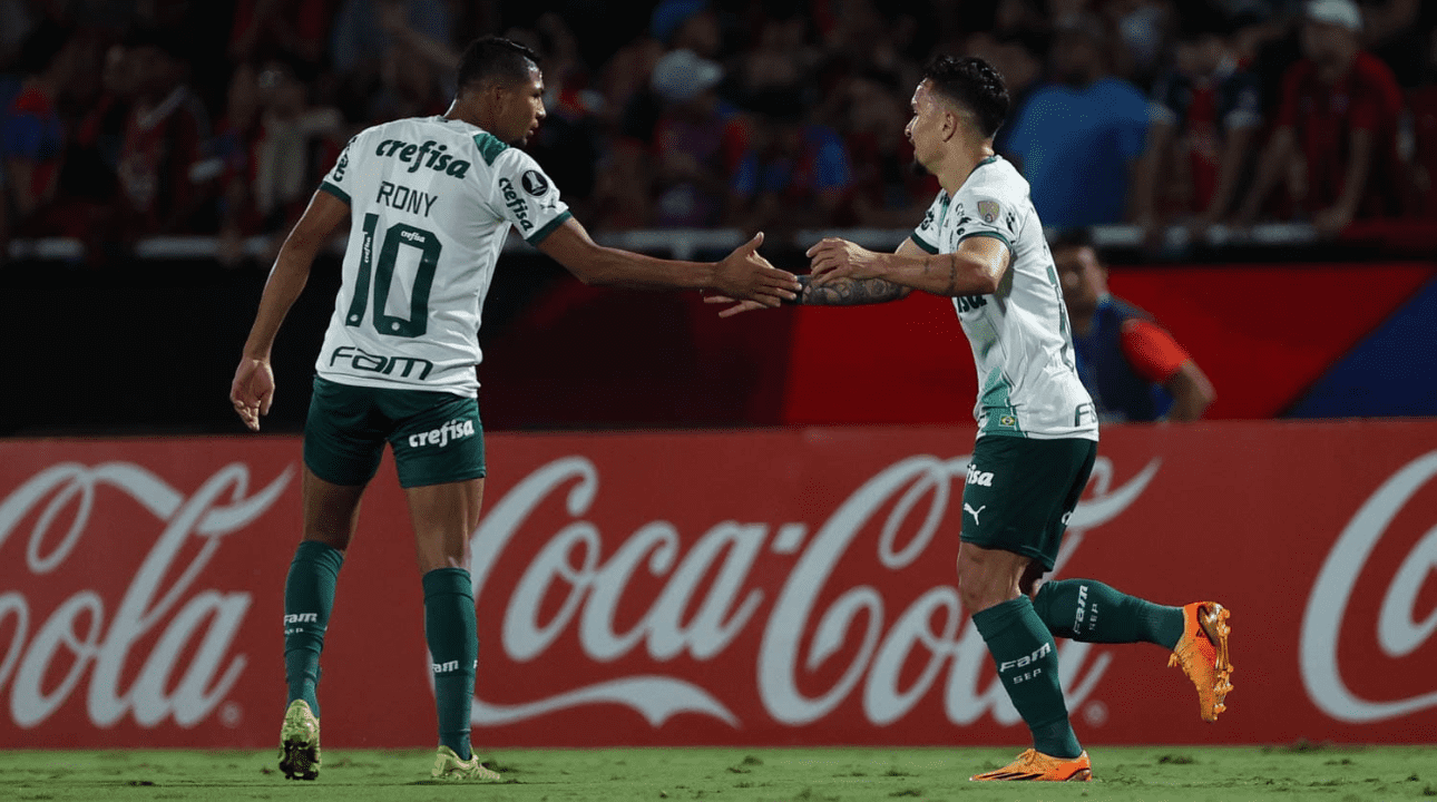 Rony e Artur se cumprimentam durante jogo do Palmeiras, pela Copa Libertadores da América (foto: Cesar Greco/Palmeiras/by Canon)