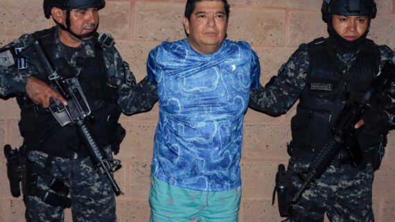 Dirigente do Alianza de El Salvador, Pedro Hernandez, é preso depois de desastre que matou 12 jogadores. (foto: Handout / EL SALVADOR'S PRESIDENCY PRESS OFFICE / AFP)
