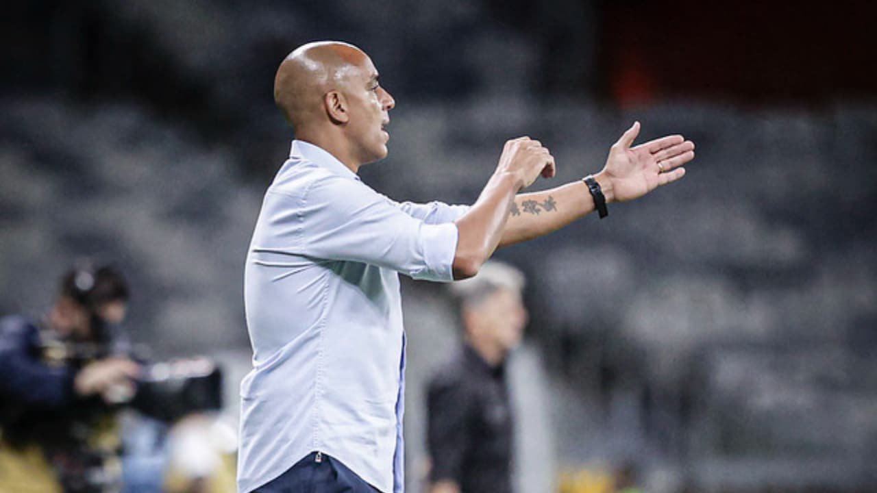 Pepa, técnico do Cruzeiro, à beira da área técnica no Mineirão (foto: Staff Images/Cruzeiro)