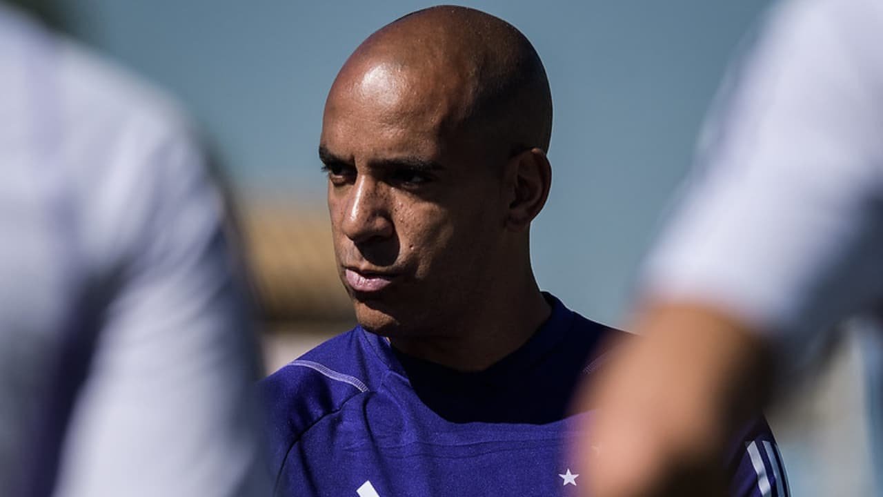 Técnico Pepa durante treino do Cruzeiro na Toca da Raposa II (foto: Gustavo Aleixo/Cruzeiro)