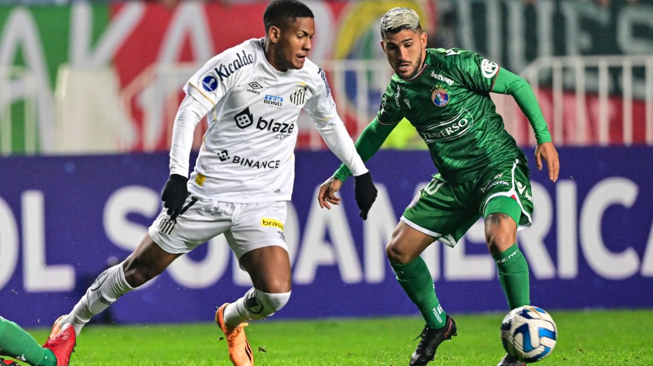 Ângelo, do Santos, e Gabriel Hachen, do Audax, em disputa de bola (foto: Martin Bernetti/AFP)