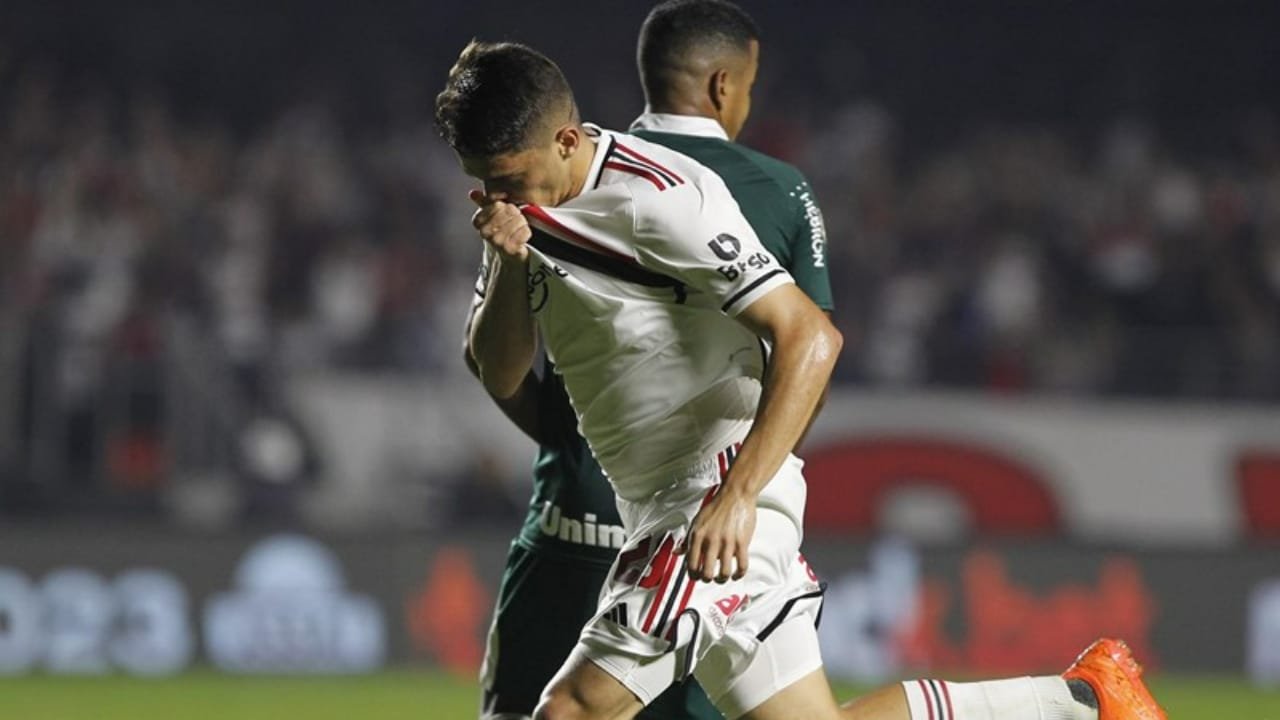 Jogador do São Paulo comemora gol contra o Goiás (foto: Ruben Chiri/São Paulo)