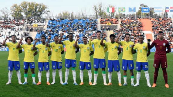 Jogadores da Seleção Brasileira Sub-20 alinhados e com os punhos cerrados como forma de protesto contra o racismo (foto: Andres Larrovere/AFP)