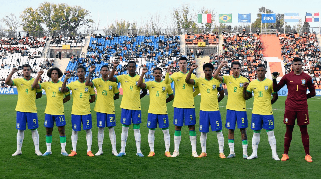 Jogadores da Seleção Brasileira Sub-20 alinhados e com os punhos cerrados como forma de protesto contra o racismo (foto: Andres Larrovere/AFP)
