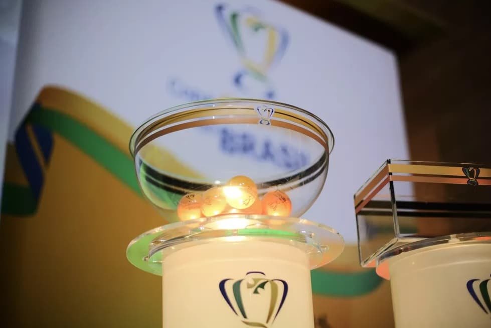 Pote com bolinhas do sorteio da Copa do Brasil (foto: Laís Torres/CBF)