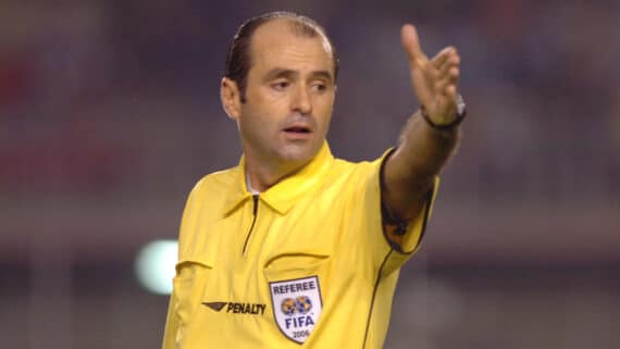 O ex-árbitro Carlos Eugênio Simon, vestido com uniforme amarelo e apontando com o braço esquerdo (foto: Jorge Gontijo/Estado de Minas)