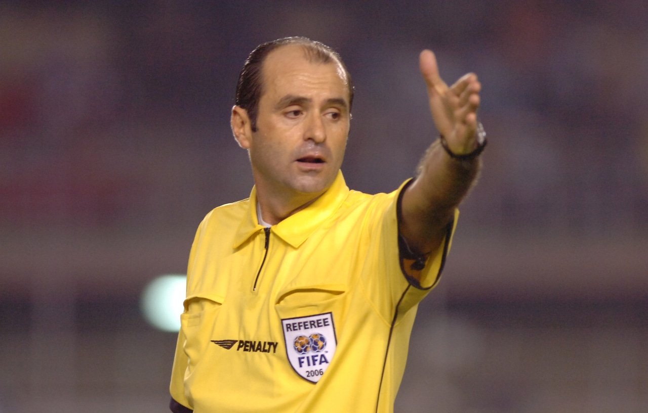 O ex-árbitro Carlos Eugênio Simon, vestido com uniforme amarelo e apontando com o braço esquerdo (foto: Jorge Gontijo/Estado de Minas)