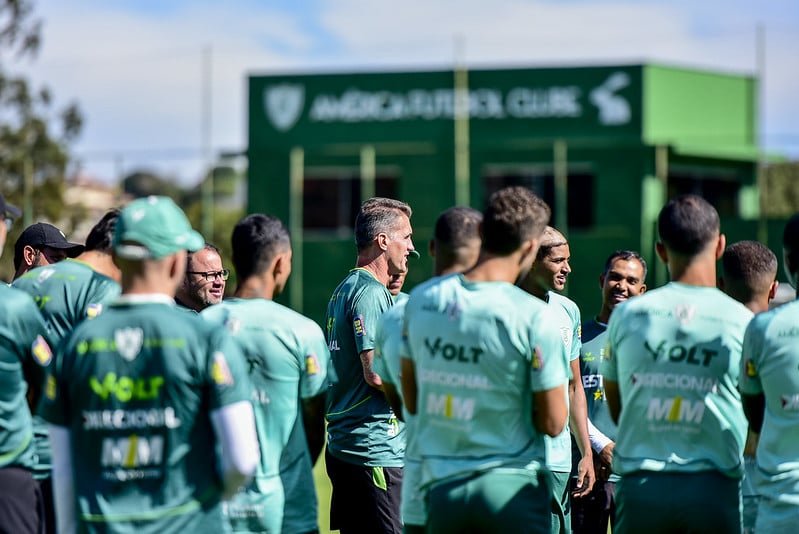 Vagner Mancini comanda treino no América-MG (foto: Mourão Panda/América)