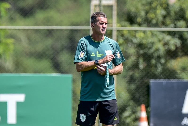 Vagner Mancini definiu a escalação do América-MG para a partida contra o Botafogo (foto: Mourão Panda/América)
