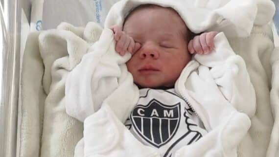 Victor Baldo com a camisa do Galo após seu nascimento no Hospital Santa Clara, em Uberlândia. (foto: Angel Baldo)