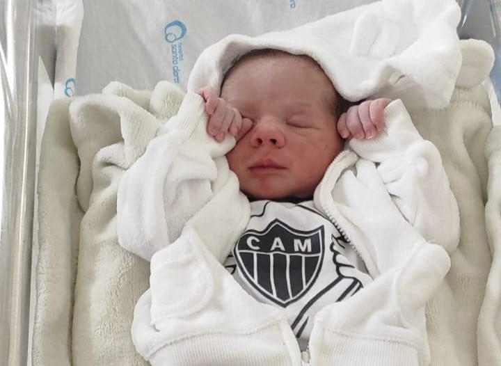 Victor Baldo com a camisa do Galo após seu nascimento no Hospital Santa Clara, em Uberlândia. (foto: Angel Baldo)