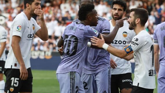 Vini Jr discute com jogadores do Valencia após sofrer novo caso de racismo (foto: Jose Jordan/AFP)
