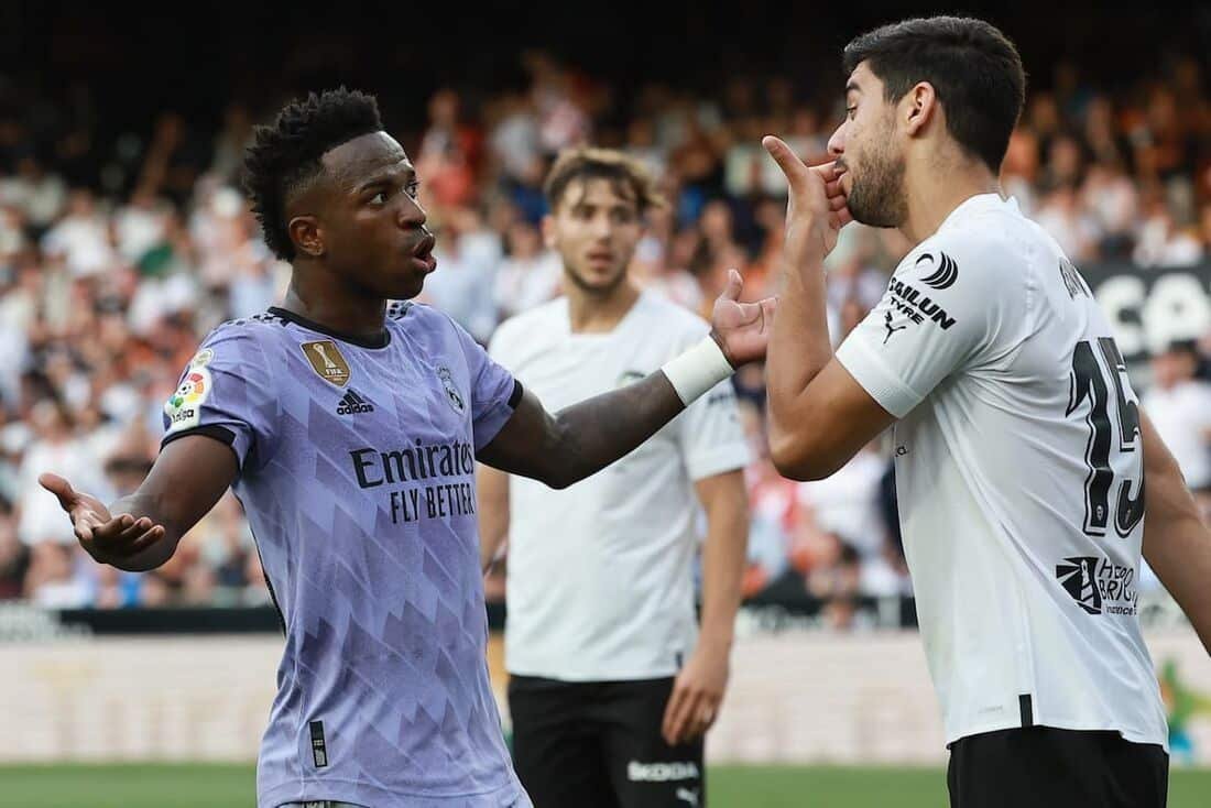 Vini Jr. discute com jogador do Valencia (foto: Joe Jordan/AFP)