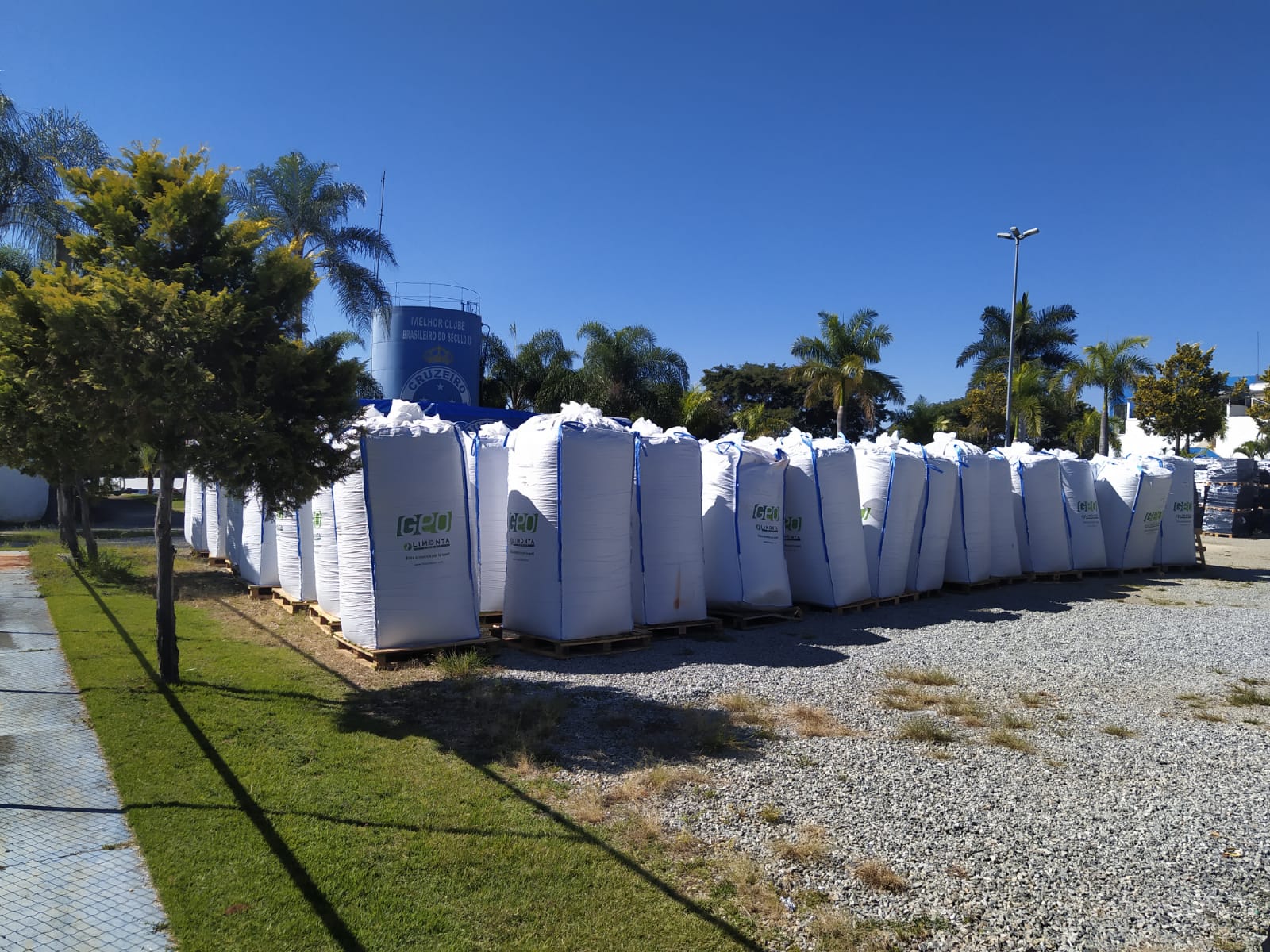 Imagem dos sacos do gramado sintético na Toca da Raposa II, do Cruzeiro - (foto: João Victor Pena/No Ataque)