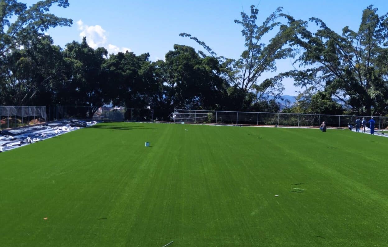 Imagem da instalação do gramado sintético na Toca da Raposa II, do Cruzeiro (foto: João Victor Pena/No Ataque)