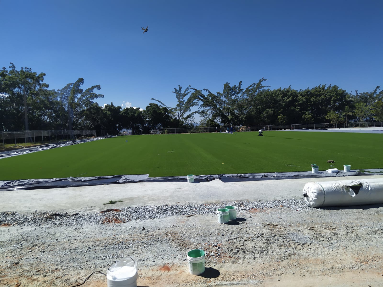 Imagem da instalação do gramado sintético na Toca da Raposa II, do Cruzeiro - (foto: João Victor Pena/No Ataque)