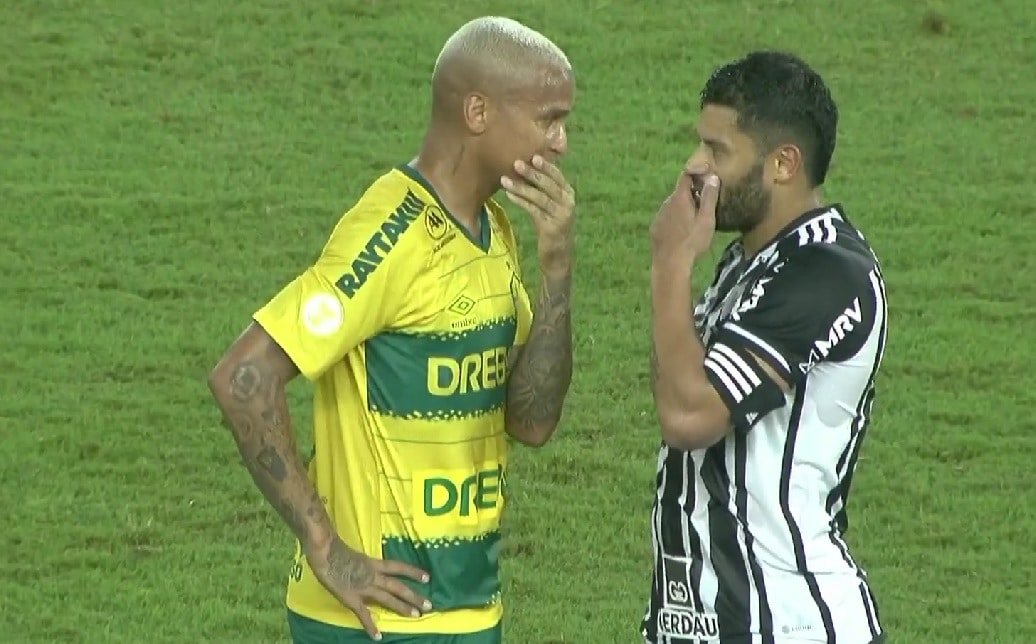 Foto mostra conversa dos jogadores Deyverson e Hulk (foto: Reprodução/Premiere)