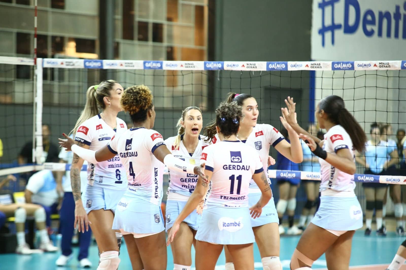 Foto das jogadores do Minas comemorando ponto no vôlei (foto: Eliezer Esportes/Praia Clube)