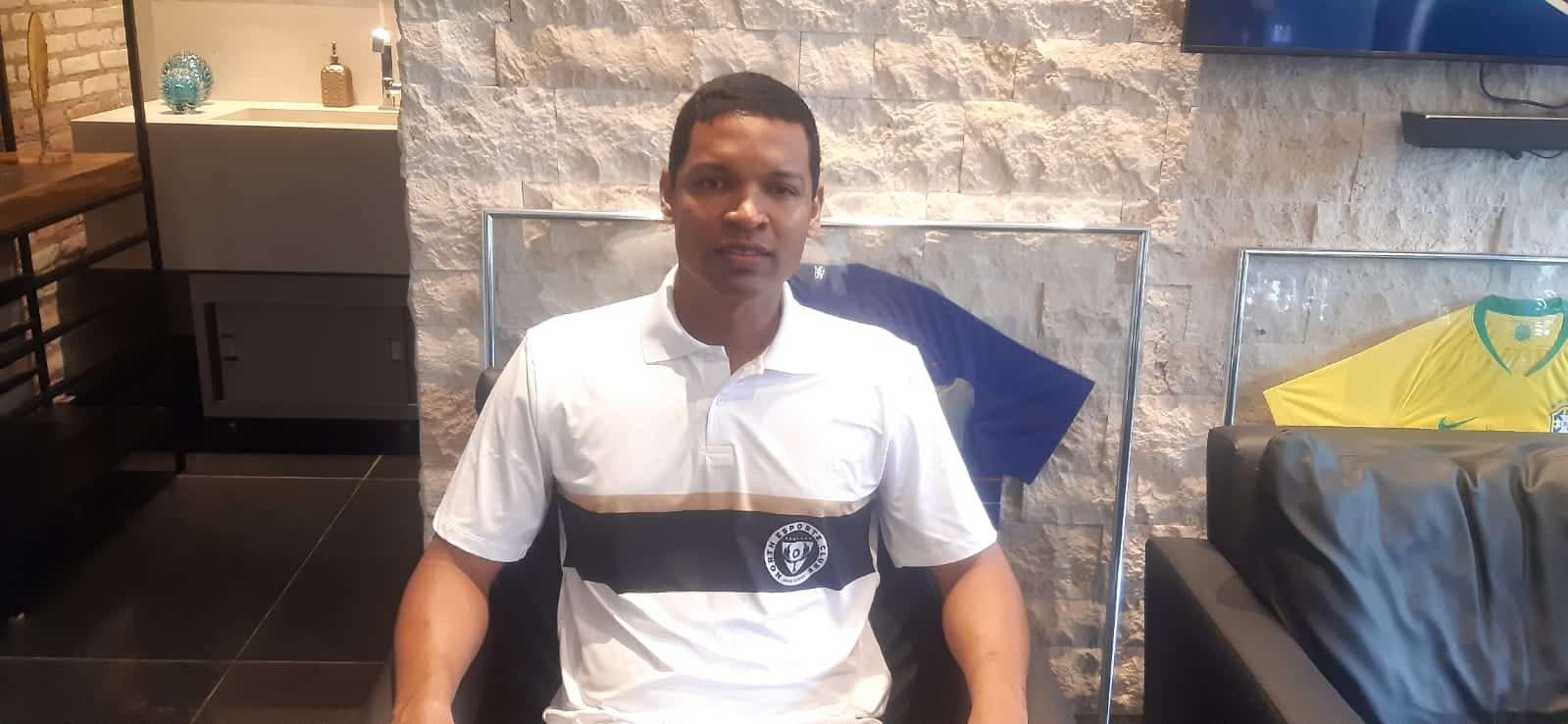 Foto do zagueiro Wellington Reis, reforço do North Clube, sentado (foto: Luiz Ribeiro/EM/D.A Press)