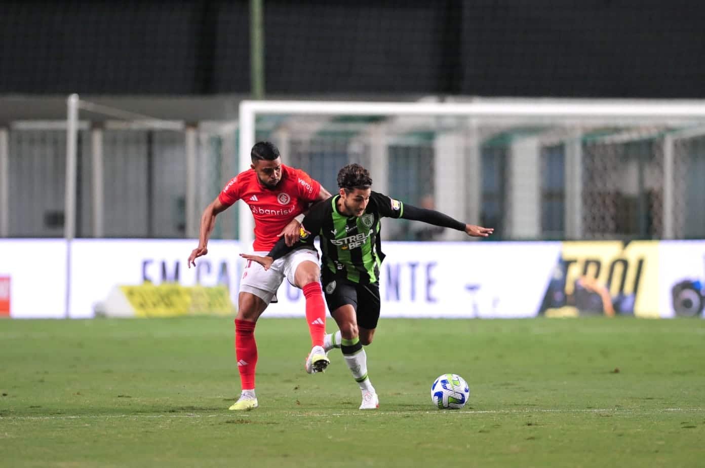 Jogadores de América-MG e Inter (foto: Alexandre Guzanshe/EM/D.A Press)