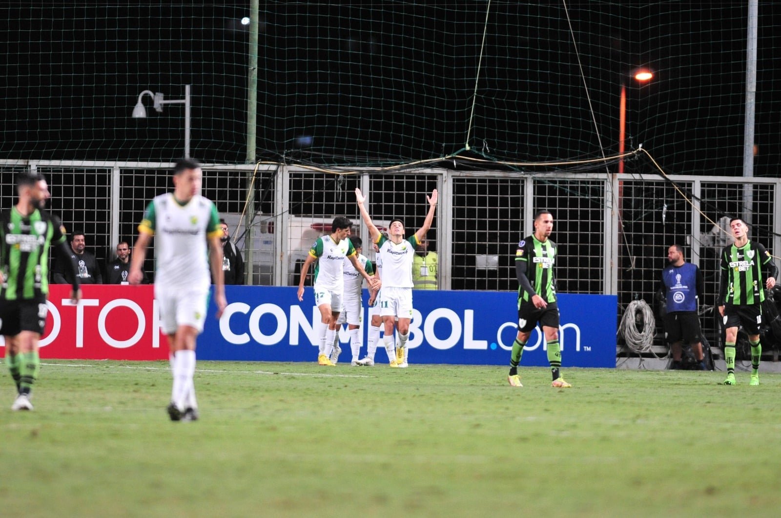 Comemoração do segundo gol do Defensa y Justicia (foto: Alexandre Guzanshe/EM D.A Press)