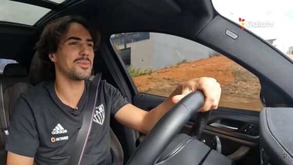 Igor Gomes, do Atlético-MG, dirige carro durante entrevista e sorri (foto: Reprodução/GaloTV)