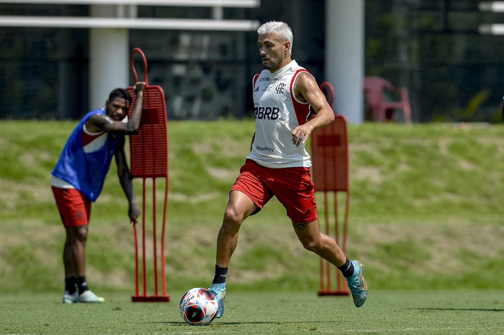 Arrascaeta conduz a bola com o pé direito durante treino do Flamengo (foto: Marcelo Cortes/Flamengo)