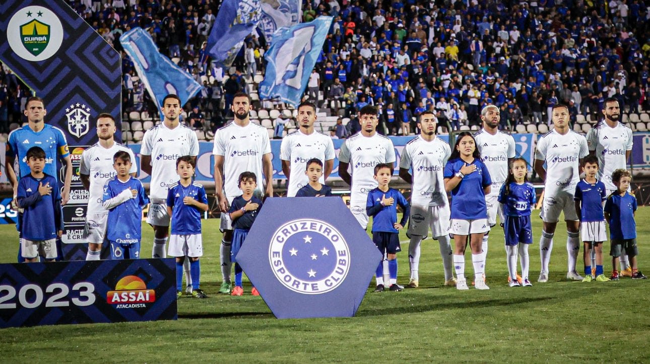 Time do Cruzeiro perfilado na Arena do Jacaré antes do duelo com Cuiabá (foto: Cris Mattos / Staff images / Cruzeiro)