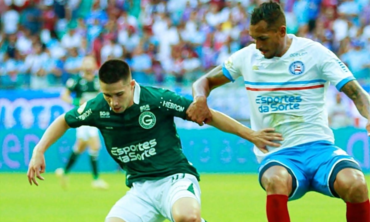Jogadores de Goiás e Bahia disputam bola na Arena Fonte Nova, em Salvador (foto: Goiás/Divulgação)