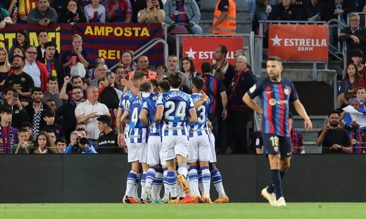 Jogadores da Real Sociedad comemoram gol sobre o Barcelona (foto: LLUIS GENE/AFP)