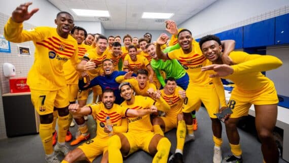 Foto dos jogadores do Barcelona comemorando título espanhol no vestiário (foto: Divulgação/Barcelona)