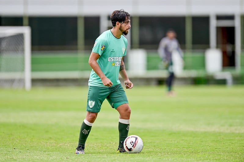 Benítez, meia do América-MG, deve ser escalado contra o Botafogo (foto: Mourão Panda/América)