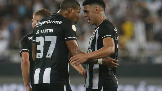 Jogadores do Botafogo se abraçam em comemoração de gol (foto: Vitor Silva/Botafogo)