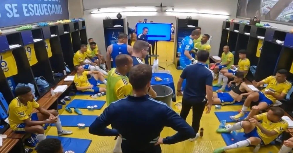 Goleiro e volante brigaram no vestiário do Cruzeiro, durante partida da última Série B (foto: Reprodução/Globoplay)