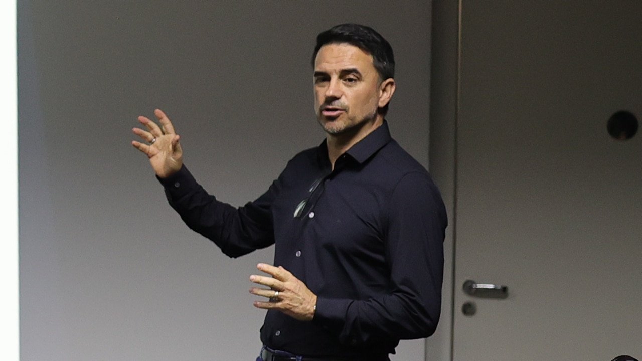 Rodrigo Caetano em palestra na Cidade do Galo (foto: Pedro Souza/Atlético)
