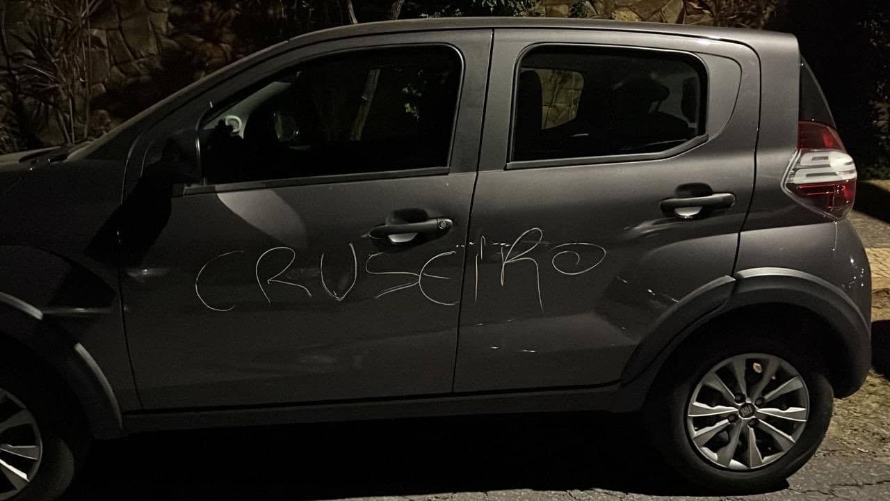 Carro de torcedor do Atlético-MG é riscado por flanelinha no entorno do Mineirão, em 17/5/2023 (foto: Arquivo pessoal)