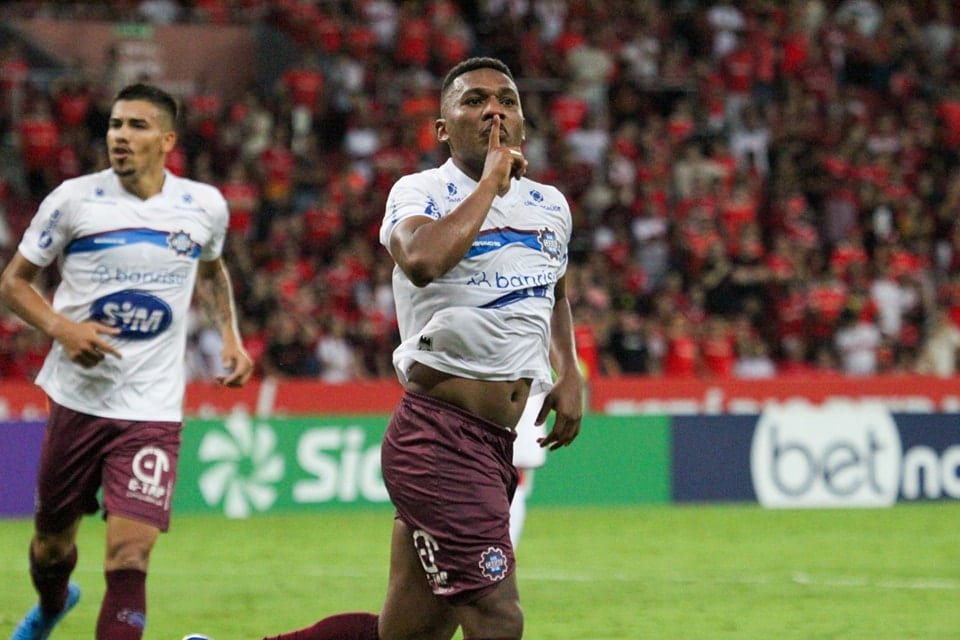 Jogador do Caxias comemora classificação com provocação a torcida colorada (foto: Divulgação/Caxias)