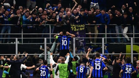 Jogadores da Inter de Milão comemorando o gol junto com a torcida (foto: Marco BERTORELLO / AFP)
