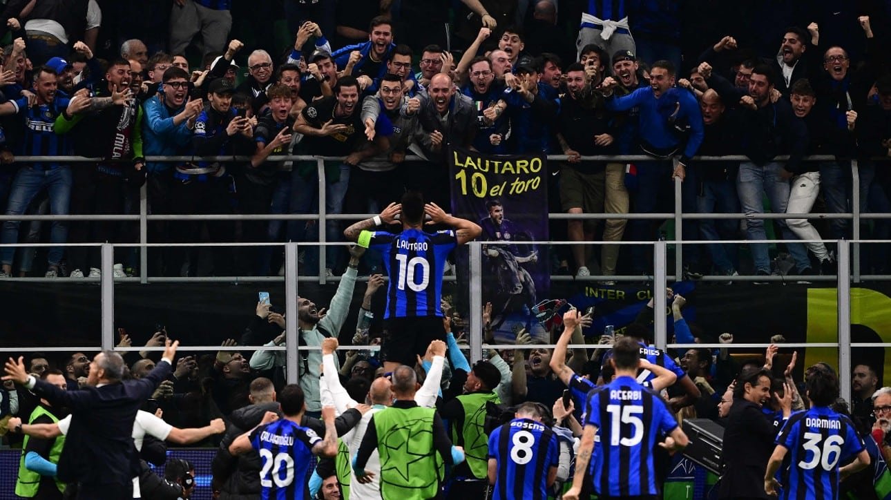 Jogadores da Inter de Milão comemorando o gol junto com a torcida (foto: Marco BERTORELLO / AFP)