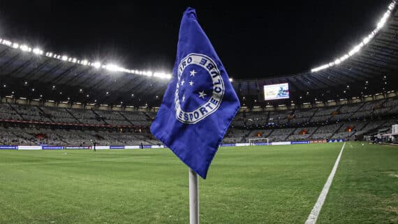 Bandeira do Cruzeiro no Mineirão (foto: Staff Images / Cruzeiro)