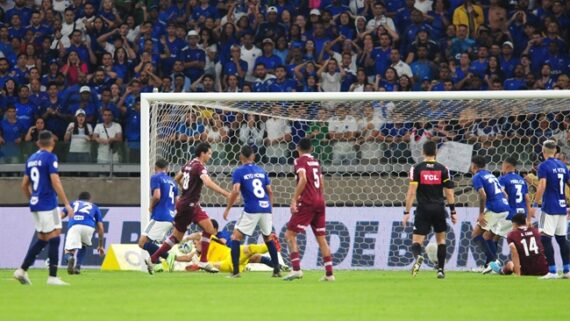 O Fluminense marcou gols com Ganso e Cano e venceu o Cruzeiro por 2 a 0 no Mineirão (foto: Ramon Lisboa/EM/DA Press)